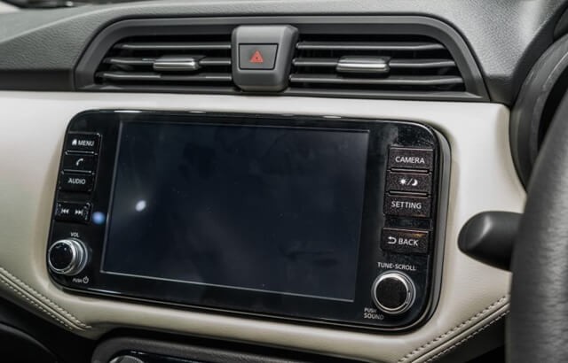 Nissan-Almera-2021-man-hinh-thong-tin-giai-tri
