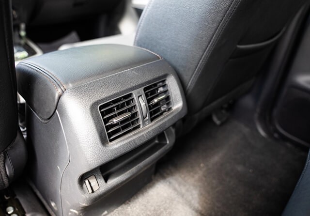 Nissan-Navara-2023-cua-gio-dieu-hoa