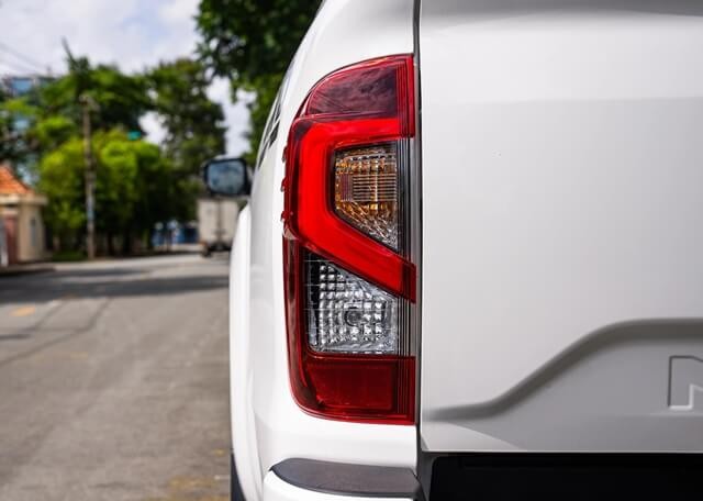 Nissan-Navara-2023-den-hau