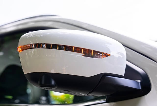 Nissan-Navara-2023-guong-chieu-hau