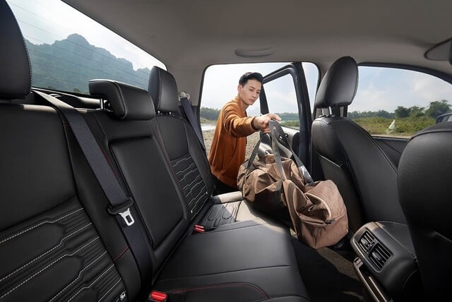 Nissan-Navara-2023-khoang-hanh-khach