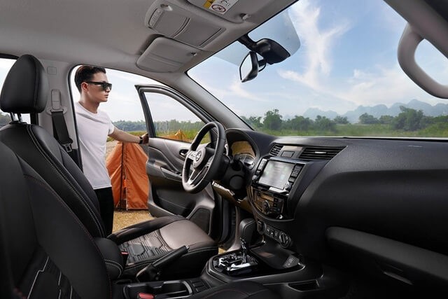 Nissan-Navara-2023-khong-gian-khoang-lai