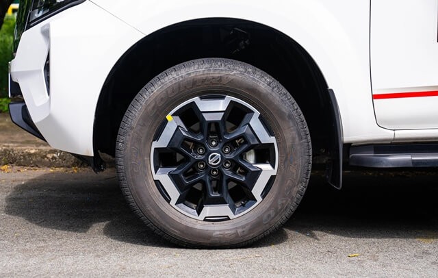 Nissan-Navara-2023-la-zang