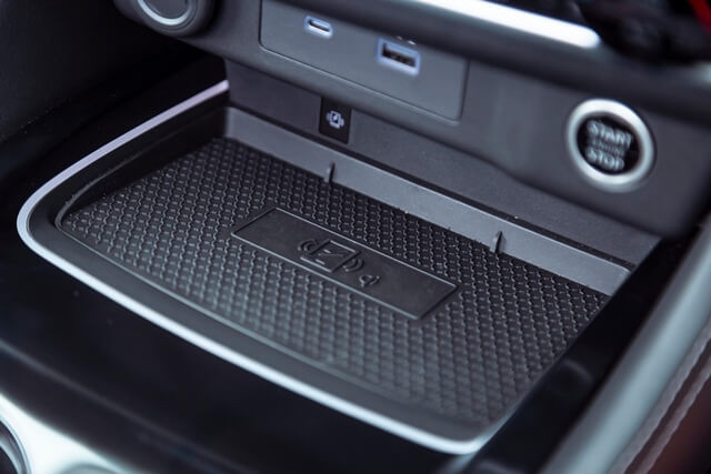 Nissan-X-Trail-2025-sac-dien-thoai-khong-day