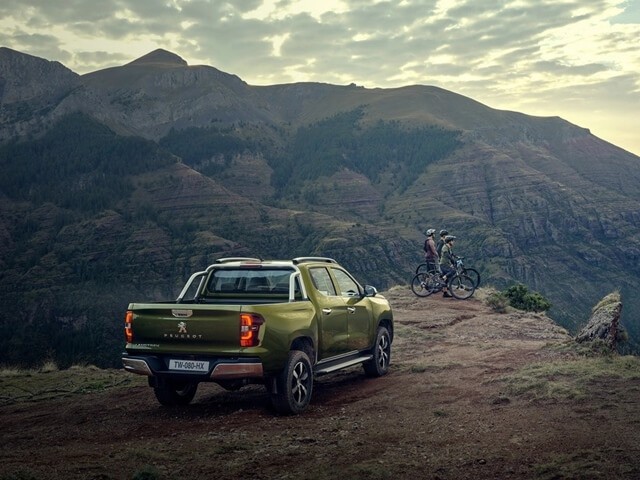 Peugeot-Landtrek-duoi-xe