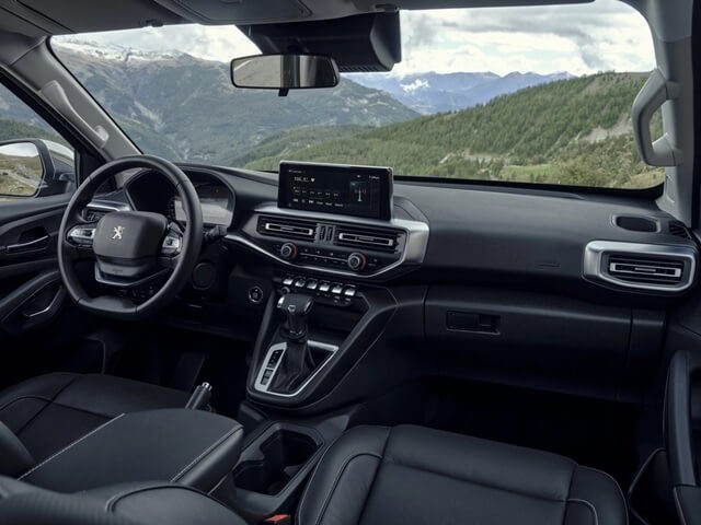 Peugeot-Landtrek-noi-that-khoang-lai