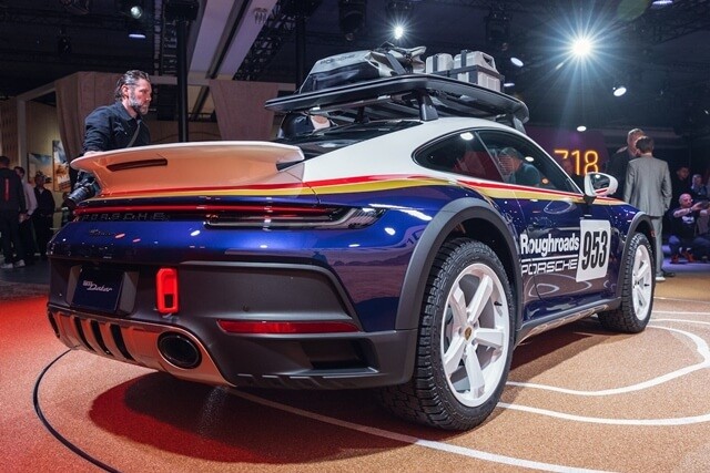 Porsche-911-Dakar-canh-gio