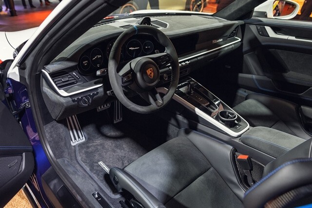 Porsche-911-Dakar-khoang-lai