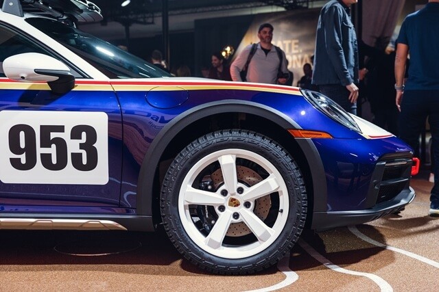 Porsche-911-Dakar-la-zang