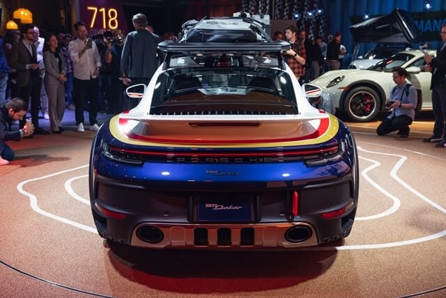 Porsche-911-Dakar-phan-duoi-xe