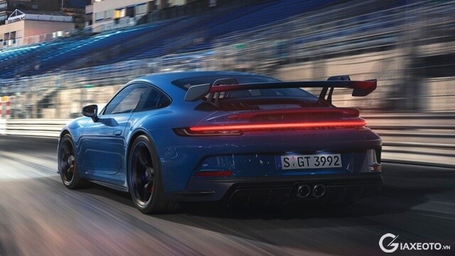 Porsche-911-GT3-hong-va-duoi-xe