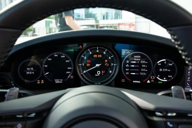 Porsche-911-Targa-bang-dong-ho