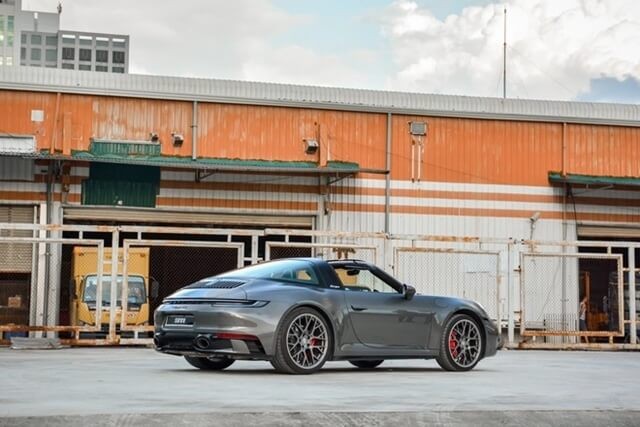 Porsche-911-Targa-hong-xe