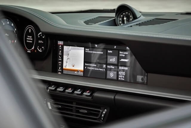 Porsche-911-Targa-man-hinh-giai-tri