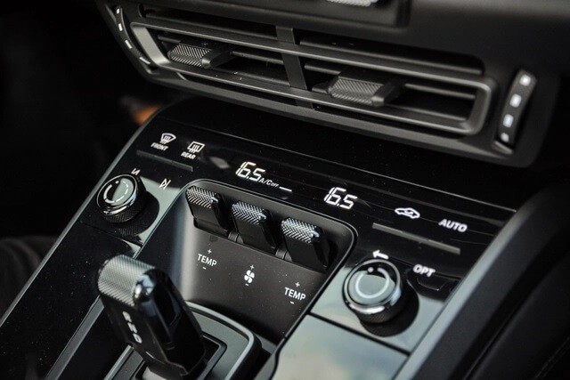 Porsche-911-Targa-trung-tam-dieu-khien