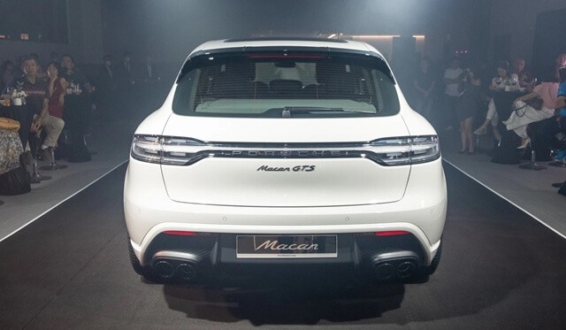 Porsche-Macan-2023-duoi-xe
