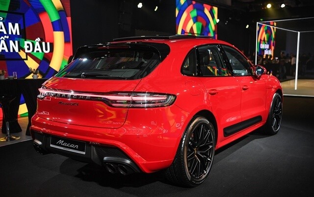 Porsche-Macan-hong-va-duoi-xe
