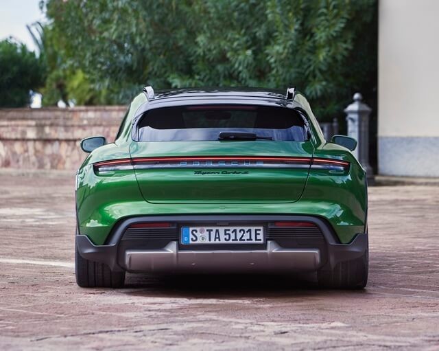 Porsche-Taycan-Cross-Turismo-duoi-xe