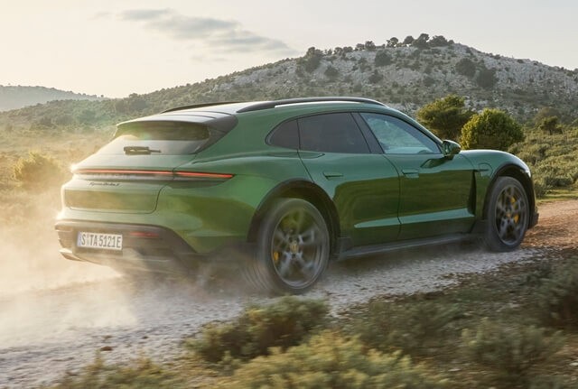Porsche-Taycan-Cross-Turismo-hong-va-duoi-xe