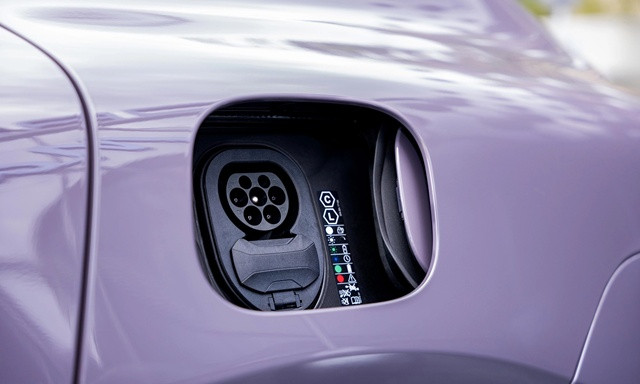 Porsche-macan-ev-cong-sac-dien