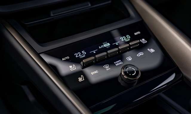 Porsche-macan-ev-nut-dieu-khien