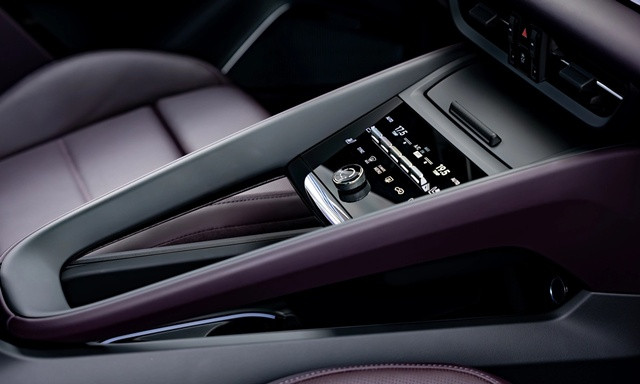 Porsche-macan-ev-trung-tam-dieu-khien