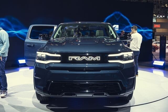 Ram-1500-REV-dau-xe