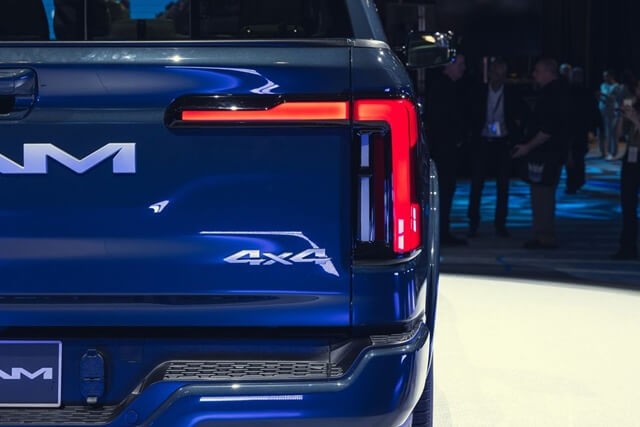 Ram-1500-REV-den-hau