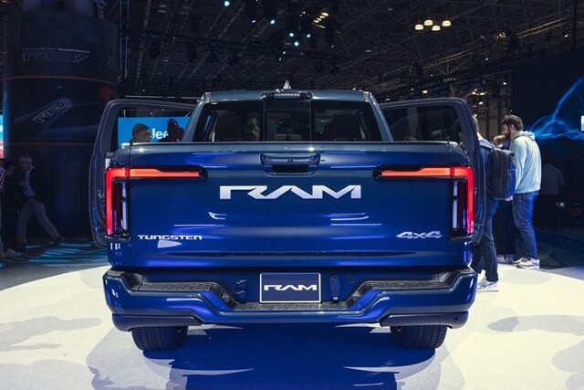 Ram-1500-REV-duoi-xe