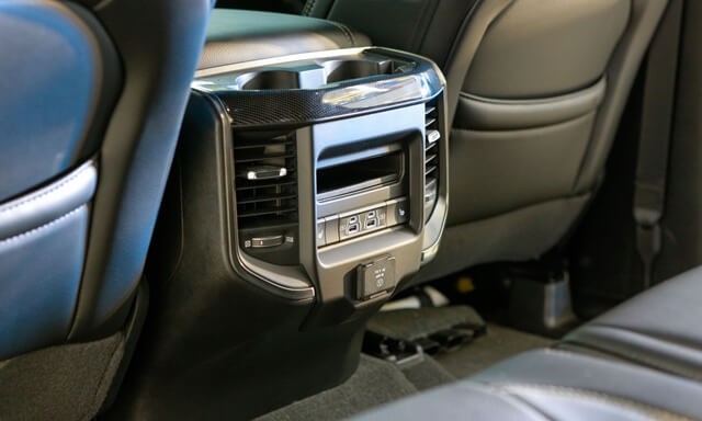 Ram-1500-Rebel-cua-gio-dieu-hoa-cho-hang-ghe-thu-2