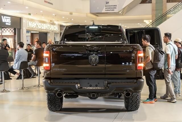 Ram-1500-Rebel-duoi-xe