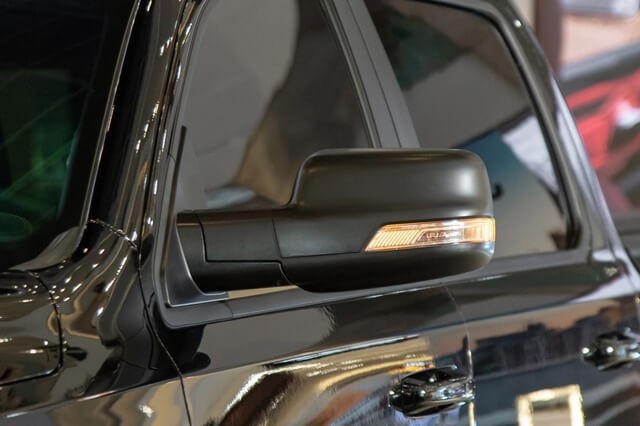 Ram-1500-Rebel-guong-chieu-hau-ben-ngoai