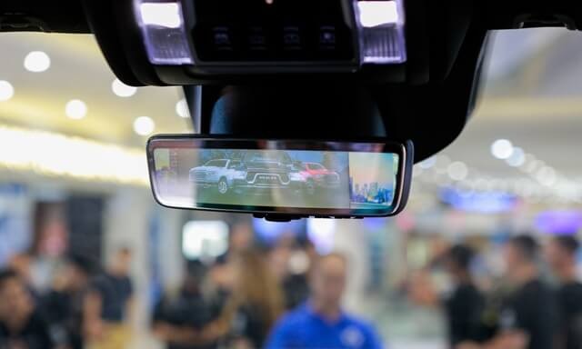 Ram-1500-Rebel-guong-chieu-hau-ben-trong