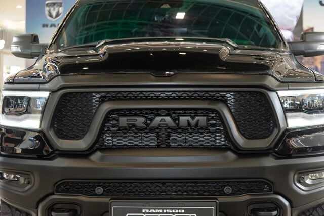 Ram-1500-Rebel-luoi-tan-nhiet