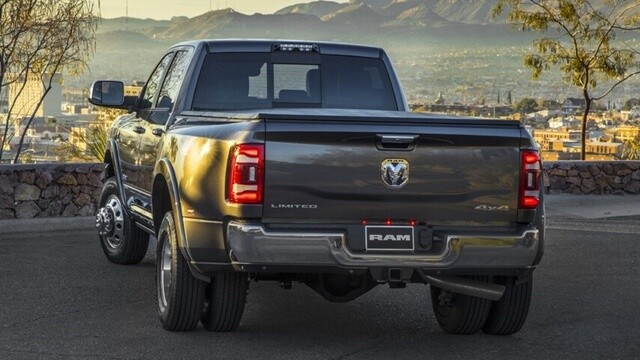 Ram-3500-Limited-duoi-xe