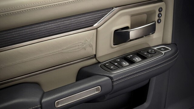 Ram-3500-cac-nut-phim-tren-cua-xe