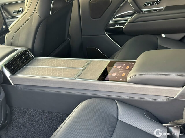 Range-Rover-SVAutobiography-LWB-be-ty-tay-khoang-hanh-khach