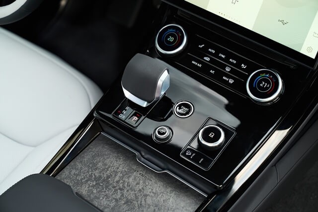 Range-Rover-Sport-2024-trung-tam-dieu-khien