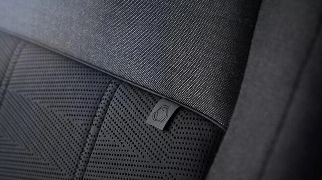 Range-Rover-Velar-2025-chat-lieu