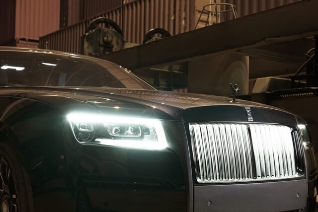 Rolls-Royce-Ghost-Black-Badge-can-canh-luoi-tan-nhiet