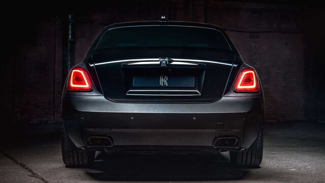 Rolls-Royce-Ghost-Black-Badge-duoi-xe