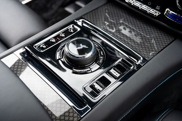 Rolls-Royce-Ghost-black-badge-nut-dieu-khien