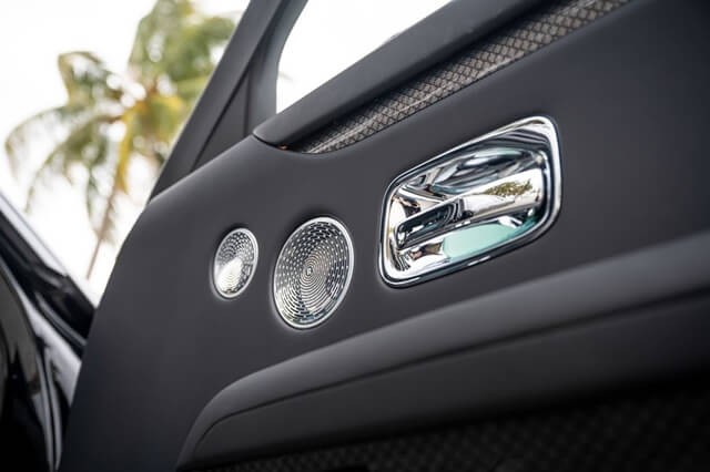 Rolls-Royce-Ghost-black-badge-tay-nam-cua