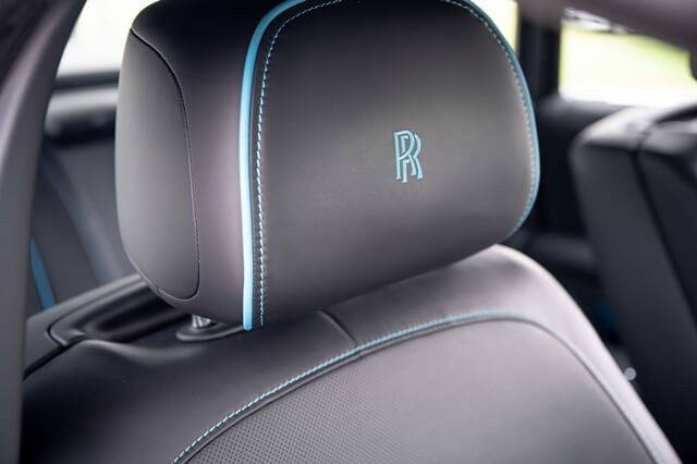 Rolls-Royce-Ghost-black-badge-tua-dau