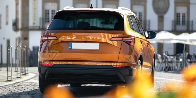 Skoda-Karoq-duoi-xe