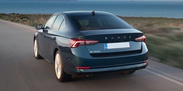 Skoda-Octavia-duoi-xe