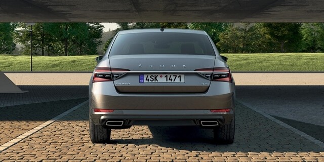 Skoda-Superb-duoi-xe