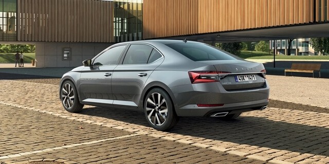 Skoda-Superb-hong-xe