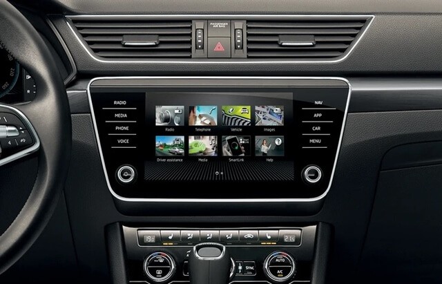 Skoda-Superb-man-hinh-giai-tri