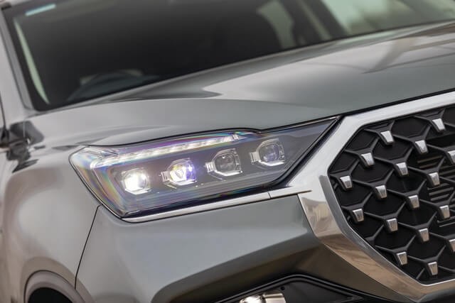 SsangYong-Rexton-den-pha